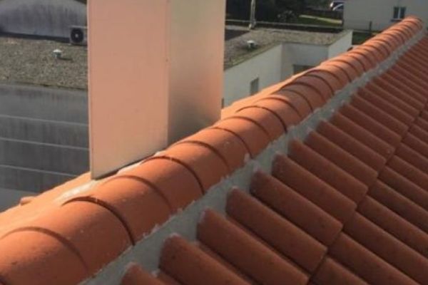 Maçonnerie toiture professionnelle Ruffec Détail maçonnerie souche cheminée Ruffec - Expertise BS COUVERTURE